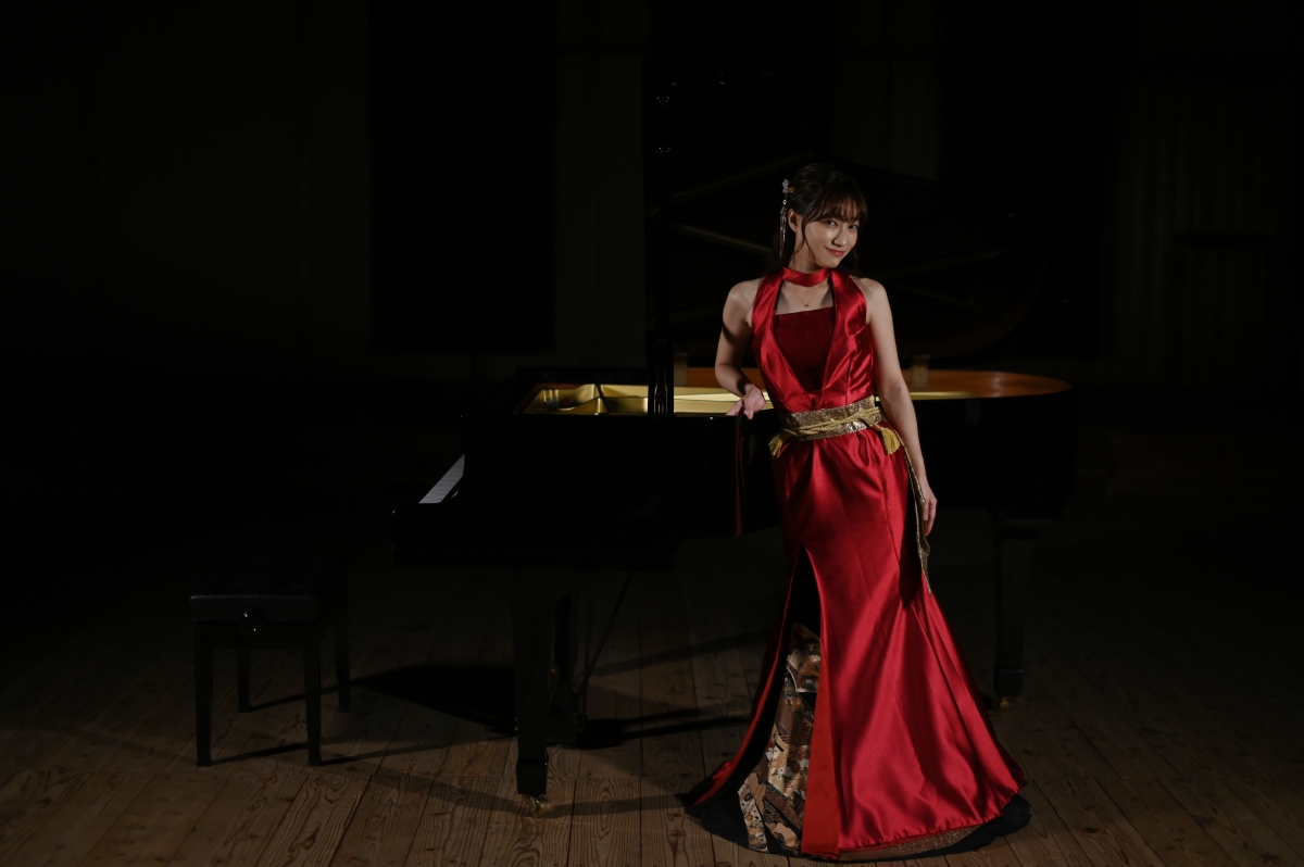 写真:Pianist 米本彩夏 width=